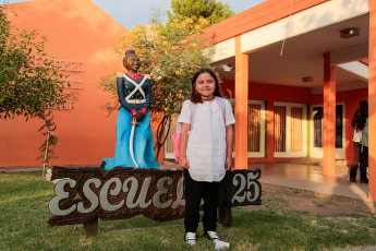 La Pampa, Argentina.- En las fotos tomadas el 29 de febrero del 2024, en la escuela 25 de Santa Rosa todo el grupo familiar, docente y no docente participó del inicio del ciclo lectivo. Este viernes, empiezan las clases para 4,2 millones de estudiantes en las provincias de Buenos Aires y La Pampa, pero habrá paro en el inicio en Tierra del Fuego. El comienzo de clases llega en medio de un escenario de conflicto, cuando se espera un paro nacional de los cuatro gremios docentes afiliados a la CGT (UDA, AMET, SADOP y CEA) para el lunes 4, en coincidencia con la apertura del ciclo lectivo en las provincias que aún no arrancaron.