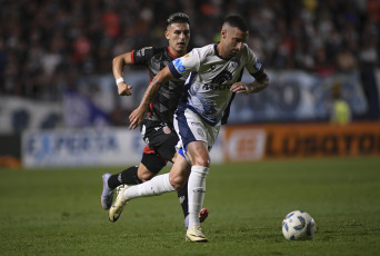 Mendoza, Argentina.- En las fotos tomadas el 29 de febrero del 2024, durante el partido entre Barracas Central e Independiente Rivadavia en el estadio Bautista Gargantini, por la octava jornada de la Primera División. Barracas Central le ganó como visitante a Independiente Rivadavia por 3 a 1, por lo que alcanzó la cima de la Zona A, con 15 puntos.