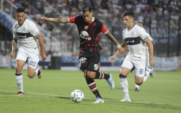 Buenos Aires, Argentina.- En las fotos tomadas el 29 de febrero del 2024, Instituto de Córdoba se enfrenta a Gimnasia en el marco de la fecha 8 de la Copa de la Liga Profesional de Fútbol (LPF), en la cancha de Gimnasia. El gol del partido para el local lo anotó Benjamín Domínguez (14' 2T). Mientras que los goles de visitante los hicieron Facundo Suárez (26' 1T), Damián Puebla (21' 2T, de penal) y Jonathan Bay (38' 2T).