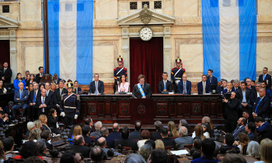 Buenos Aires, Argentina.- En la foto tomada el 1 de marzo de 2024, Milei habló por primera vez en la Apertura de Sesiones Ordinarias 2024. Los detalles de su exposición: herencia recibida, motosierra, cierre de medios públicos, cepo del dólar y "pacto fundacional" con las provincias. Las protestas frente al Congreso y la represión a los manifestantes.