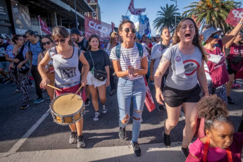 Buenos Aires, Argentina.- En las fotos tomadas el 24 de marzo del 2024, una multitud protestó en una marcha hasta el Congreso para pedir justicia por las víctimas del genocidio de Estado en conmemoración del "Día de la Memoria por la Verdad y la Justicia", un día feriado inamovible que conmemora el aniversario de la última dictadura militar que gobernó el país