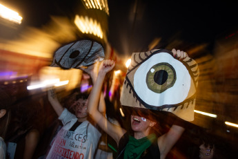 Buenos Aires, Argentina.- En la foto tomada el 1 de marzo de 2024, organizaciones sociales y de izquierda realizaban por la noche una manifestación frente al Congreso en protesta de las políticas impulsadas por el Gobierno del presidente Javier Milei, quien dió su discurso ante la Asamblea Legislativa para dejar inaugurado el período de sesiones ordinarias.