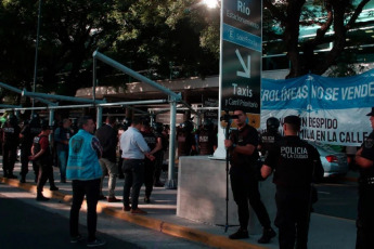 Buenos Aires, Argentina.- En las fotos tomadas el 18 de marzo del 2024, trabajadores tercerizados de Aerolíneas Argentinas realizan una protesta en la Ciudad de Buenos Aires, a la altura del aeroparque metropolitano, en rechazo al despido de 40 empleados. Los trabajadores, exigen "la reincorporación de todas y todos los despedidos y el rechazo al intento de privatizar Aerolíneas Argentinas”.