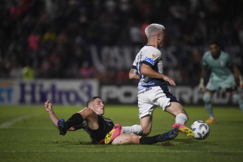 Mendoza, Argentina.- In the photos taken on February 29, 2024, during the match between Barracas Central and Independiente Rivadavia at the Bautista Gargantini stadium, for the eighth day of the First Division. Barracas Central beat Independiente Rivadavia as a visitor by 3 to 1, reaching the top of Zone A, with 15 points.