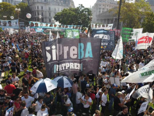 Buenos Aires, Argentina.- En las fotos tomadas el 24 de marzo del 2024, una multitud protestó en una marcha hasta el Congreso para pedir justicia por las víctimas del genocidio de Estado en conmemoración del "Día de la Memoria por la Verdad y la Justicia", un día feriado inamovible que conmemora el aniversario de la última dictadura militar que gobernó el país