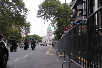 Buenos Aires, Argentina.- En las fotos tomadas el 1 de marzo del 2024, tres anillos de seguridad dentro de los cuales estarán distribuidos efectivos de la Casa Militar, las fuerzas federales y de la Policía de la Ciudad están previstos para el operativo de seguridad que realizará en torno al Congreso de la Nación para la Asamblea Legislativa en la que esta noche el presidente Javier Milei dará inicio al período de sesiones ordinarias, informaron fuentes oficiales.