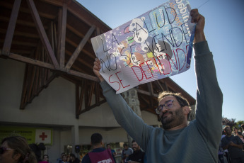 Bariloche, Argentina.- En las fotos tomadas el 1 de marzo del 2024, trabajadores de la salud pública de Río Negro realizaron un paro de actividades en el Hospital Zonal Ramón Carrillo, en Bariloche, para visibilizar la "situación apremiante" que atraviesan con sus "salarios muy bajos y precarizados", en la que un médico especializado cobra "solo 50.000 pesos en blanco" y un enfermero con carrera universitaria ingresa con salario de 350 mil pesos al mes.