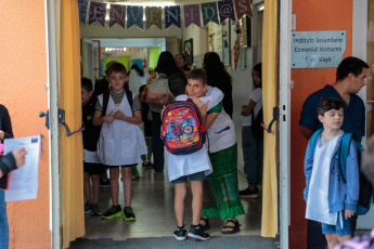 La Pampa, Argentina.- En las fotos tomadas el 29 de febrero del 2024, en la escuela 25 de Santa Rosa todo el grupo familiar, docente y no docente participó del inicio del ciclo lectivo. Este viernes, empiezan las clases para 4,2 millones de estudiantes en las provincias de Buenos Aires y La Pampa, pero habrá paro en el inicio en Tierra del Fuego. El comienzo de clases llega en medio de un escenario de conflicto, cuando se espera un paro nacional de los cuatro gremios docentes afiliados a la CGT (UDA, AMET, SADOP y CEA) para el lunes 4, en coincidencia con la apertura del ciclo lectivo en las provincias que aún no arrancaron.