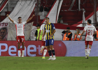 Buenos Aires, Argentina.- En las fotos tomadas el 29 de febrero del 2024, durante el partido entre Huracán y Rosario Central por la octava fecha de la Zona A, en el estadio Tomás Adolfo Ducó. Huracán derrotó 2-0 a Rosario Central y volvió a la victoria luego de 6 fechas (4 derrotas y 2 empates).