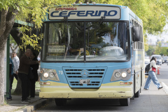 Bariloche, Argentina.- In the photos taken on March 26, 2024, they show buses in the streets of Bariloche, Argentina. The ranking of urban automotive transport rates prepared by the Argentine Association of Automotive Transport Entrepreneurs (AAETA) on 58 cities showed that the minimum ticket with the highest value in the country is that of Bariloche, with 980 pesos. The top 5 is completed by General Roca ($940), Coronel Rosales ($880), Centenario ($853) and Cipoletti ($850).