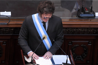 Buenos Aires, Argentina.- En la foto tomada el 1 de marzo de 2024, el presidente Javier Milei afirmó que la Argentina se encuentra en "el momento más crítico su historia" y afirmó que, "luego de más de 100 años de modelo empobrecedor, los últimos 20 años han sido un desastre económico, con una orgía de gasto público, emisión descontrolada y la peor herencia que un gobierno haya recibido".