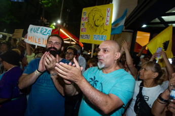 Buenos Aires, Argentina.- En la foto tomada el 1 de marzo de 2024, organizaciones sociales y de izquierda realizaban por la noche una manifestación frente al Congreso en protesta de las políticas impulsadas por el Gobierno del presidente Javier Milei, quien dió su discurso ante la Asamblea Legislativa para dejar inaugurado el período de sesiones ordinarias.