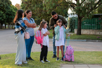 La Pampa, Argentina.- En las fotos tomadas el 29 de febrero del 2024, en la escuela 25 de Santa Rosa todo el grupo familiar, docente y no docente participó del inicio del ciclo lectivo. Este viernes, empiezan las clases para 4,2 millones de estudiantes en las provincias de Buenos Aires y La Pampa, pero habrá paro en el inicio en Tierra del Fuego. El comienzo de clases llega en medio de un escenario de conflicto, cuando se espera un paro nacional de los cuatro gremios docentes afiliados a la CGT (UDA, AMET, SADOP y CEA) para el lunes 4, en coincidencia con la apertura del ciclo lectivo en las provincias que aún no arrancaron.