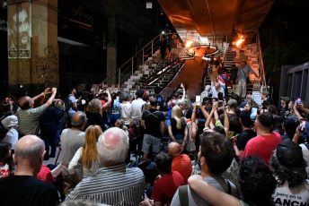 Buenos Aires, Argentina.- En las fotos tomadas el 25 de marzo del 2024, sobrevivientes y familiares de detenidos desaparecidos del exCentro de Detención, Tortura y Exterminio (CCDTyE) Club Atlético -ubicado en el bajo porteño- encendieron la “silueta” en homenaje a las 293 víctimas secuestradas en ese lugar y desaparecidas durante la dictadura cívica militar, al cumplirse ayer un nuevo aniversario del golpe de Estado de 1976.