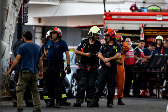 Buenos Aires, Argentina.- In the photos taken on March 1, 2024, agents of the Buenos Aires City Police and several fire crews mobilized to the Buenos Aires neighborhood of Palermo, where a construction site collapsed and two people They were trapped under the rubble. These are two workers who were working at the site. Both died, as confirmed by sources from the Emergency Medical Care System &#40;SAME&#41;.