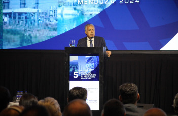 Mendoza, Argentina.- En las fotos tomadas el 29 de febrero del 2024, el secretario de Industria y Desarrollo Productivo de la Nación, Juan Alberto Pazo, participa del quinto ‘Foro de Inversiones y Negocios para el desarrollo de la economía local' que tiene por objetivo la promoción de las inversiones en Mendoza. En el marco de la Fiesta Nacional de la Vendimia se reunirán referentes de distintos sectores e inversores nacionales y extranjeros con funcionarios provinciales. Habrá además, reuniones B2B, networking, disertaciones y workshops, entre otros.