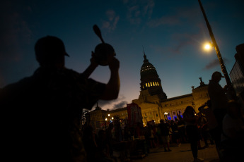 Buenos Aires, Argentina.- En la foto tomada el 1 de marzo de 2024, organizaciones sociales y de izquierda realizaban por la noche una manifestación frente al Congreso en protesta de las políticas impulsadas por el Gobierno del presidente Javier Milei, quien dió su discurso ante la Asamblea Legislativa para dejar inaugurado el período de sesiones ordinarias.