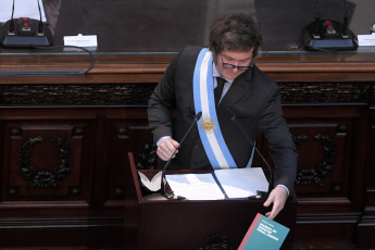 Buenos Aires, Argentina.- En la foto tomada el 1 de marzo de 2024, el presidente Javier Milei afirmó que la Argentina se encuentra en "el momento más crítico su historia" y afirmó que, "luego de más de 100 años de modelo empobrecedor, los últimos 20 años han sido un desastre económico, con una orgía de gasto público, emisión descontrolada y la peor herencia que un gobierno haya recibido".