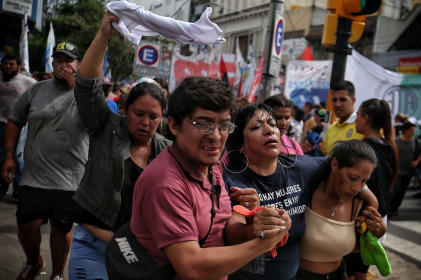 Policía reprime protestas de organizaciones sociales contra ajuste de Milei en Argentina