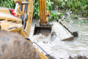 Corrientes, Argentina.- En las fotos tomadas el 5 de marzo del 2024, muestra las zonas afectadas por las fuertes lluvias en la ciudad de Corrientes, en el noreste argentino. Corrientes, sufrió la peor catástrofe natural en su historia como consecuencia de fuertes lluvias que provocaron graves inundaciones, dejando calles inundadas, autos sumergidos, derrumbes y postes de luz caídos.