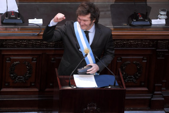 Buenos Aires, Argentina.- En la foto tomada el 1 de marzo de 2024, el presidente Javier Milei afirmó que la Argentina se encuentra en "el momento más crítico su historia" y afirmó que, "luego de más de 100 años de modelo empobrecedor, los últimos 20 años han sido un desastre económico, con una orgía de gasto público, emisión descontrolada y la peor herencia que un gobierno haya recibido".