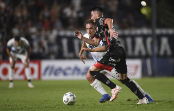 Mendoza, Argentina.- En las fotos tomadas el 29 de febrero del 2024, durante el partido entre Barracas Central e Independiente Rivadavia en el estadio Bautista Gargantini, por la octava jornada de la Primera División. Barracas Central le ganó como visitante a Independiente Rivadavia por 3 a 1, por lo que alcanzó la cima de la Zona A, con 15 puntos.