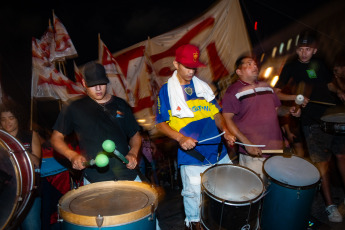 Buenos Aires, Argentina.- En la foto tomada el 1 de marzo de 2024, organizaciones sociales y de izquierda realizaban por la noche una manifestación frente al Congreso en protesta de las políticas impulsadas por el Gobierno del presidente Javier Milei, quien dió su discurso ante la Asamblea Legislativa para dejar inaugurado el período de sesiones ordinarias.