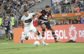 Buenos Aires, Argentina.- En las fotos tomadas el 29 de febrero del 2024, Instituto de Córdoba se enfrenta a Gimnasia en el marco de la fecha 8 de la Copa de la Liga Profesional de Fútbol (LPF), en la cancha de Gimnasia. El gol del partido para el local lo anotó Benjamín Domínguez (14' 2T). Mientras que los goles de visitante los hicieron Facundo Suárez (26' 1T), Damián Puebla (21' 2T, de penal) y Jonathan Bay (38' 2T).