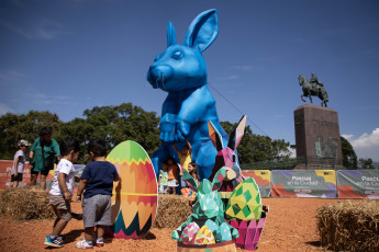 Buenos Aires, Argentina.- En la foto tomada el 29 de marzo de 2024, niños juegan y posan frente a un conejo inflable gigante colocado durante un evento para celebrar la Pascua en la plaza Intendente Seeber, en la ciudad de Buenos Aires, capital de Argentina.