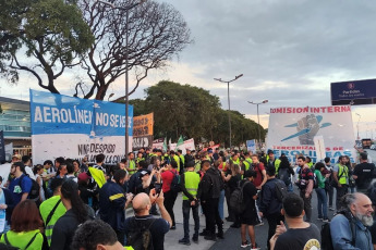 Buenos Aires, Argentina.- In the photos taken on March 18, 2024, outsourced workers from Aerolíneas Argentinas carry out a protest in the City of Buenos Aires, near the metropolitan airport, in rejection of the dismissal of 40 employees. The workers demand "the reinstatement of all those dismissed and the rejection of the attempt to privatize Aerolíneas Argentinas."