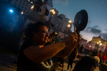 Buenos Aires, Argentina.- En la foto tomada el 1 de marzo de 2024, organizaciones sociales y de izquierda realizaban por la noche una manifestación frente al Congreso en protesta de las políticas impulsadas por el Gobierno del presidente Javier Milei, quien dió su discurso ante la Asamblea Legislativa para dejar inaugurado el período de sesiones ordinarias.