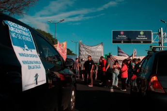 Buenos Aires, Argentina.- In the photos taken on March 18, 2024, outsourced workers from Aerolíneas Argentinas carry out a protest in the City of Buenos Aires, near the metropolitan airport, in rejection of the dismissal of 40 employees. The workers demand "the reinstatement of all those dismissed and the rejection of the attempt to privatize Aerolíneas Argentinas."