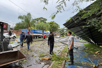 Corrientes, Argentina.- En las fotos tomadas el 5 de marzo del 2024, muestra las zonas afectadas por las fuertes lluvias en la ciudad de Corrientes, en el noreste argentino. Corrientes, sufrió la peor catástrofe natural en su historia como consecuencia de fuertes lluvias que provocaron graves inundaciones, dejando calles inundadas, autos sumergidos, derrumbes y postes de luz caídos.