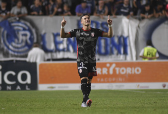 Mendoza, Argentina.- En las fotos tomadas el 29 de febrero del 2024, durante el partido entre Barracas Central e Independiente Rivadavia en el estadio Bautista Gargantini, por la octava jornada de la Primera División. Barracas Central le ganó como visitante a Independiente Rivadavia por 3 a 1, por lo que alcanzó la cima de la Zona A, con 15 puntos.