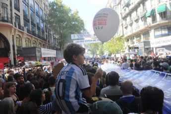 Buenos Aires, Argentina.- En las fotos tomadas el 24 de marzo del 2024, una multitud protestó en una marcha hasta el Congreso para pedir justicia por las víctimas del genocidio de Estado en conmemoración del "Día de la Memoria por la Verdad y la Justicia", un día feriado inamovible que conmemora el aniversario de la última dictadura militar que gobernó el país