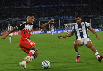 Córdoba, Argentina.- En la foto tomada el 2 de marzo de 2024, por la octava fecha de la Zona A de la Copa de la Liga, River Plate y Talleres de Córdoba igualaron 2-2 en el estadio Mario Alberto Kempes. El equipo de Martín Demichelis lo empezó ganando 2-0 gracias a los goles de Pablo Solari a los 2 minutos de juego tras un grueso error de Guido Herrera, y otro de Miguel Borja, con un cabezazo a los 38 de la etapa inicial. En el complemento, los de Walter Ribonetto cambiaron la cara y llegaron al empate gracias a Ramón Sosa (61) y Juan Portilla (76). Incluso, la T pudo haberlo ganado en la última jugada, pero Alejandro Martínez elevó su remate cuando quedó cara a cara con Franco Armani.