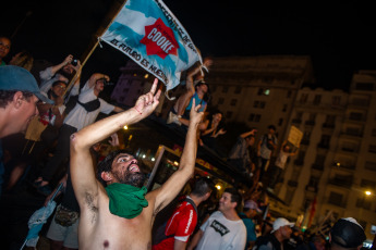 Buenos Aires, Argentina.- En la foto tomada el 1 de marzo de 2024, organizaciones sociales y de izquierda realizaban por la noche una manifestación frente al Congreso en protesta de las políticas impulsadas por el Gobierno del presidente Javier Milei, quien dió su discurso ante la Asamblea Legislativa para dejar inaugurado el período de sesiones ordinarias.