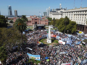 Buenos Aires, Argentina.- En las fotos tomadas el 24 de marzo del 2024, una multitud protestó en una marcha hasta el Congreso para pedir justicia por las víctimas del genocidio de Estado en conmemoración del "Día de la Memoria por la Verdad y la Justicia", un día feriado inamovible que conmemora el aniversario de la última dictadura militar que gobernó el país