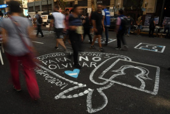 Buenos Aires, Argentina.- En las fotos tomadas el 24 de marzo del 2024, una multitud protestó en una marcha hasta el Congreso para pedir justicia por las víctimas del genocidio de Estado en conmemoración del "Día de la Memoria por la Verdad y la Justicia", un día feriado inamovible que conmemora el aniversario de la última dictadura militar que gobernó el país