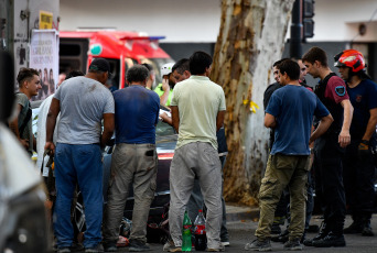 Buenos Aires, Argentina.- En las fotos tomadas el 1 de marzo del 2024, agentes de la Policía de la Ciudad de Buenos Aires y varias dotaciones de bomberos se movilizaron al barrio porteño de Palermo, donde se derrumbó una obra en construcción y dos personas quedaron atrapadas bajo los escombros. Se trata de dos obreros que se encontraban trabajando en el lugar. Ambos fallecieron, según confirmaron fuentes del Sistema de Atención Médica de Emergencia (SAME).