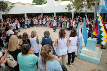 La Pampa, Argentina.- En las fotos tomadas el 29 de febrero del 2024, en la escuela 25 de Santa Rosa todo el grupo familiar, docente y no docente participó del inicio del ciclo lectivo. Este viernes, empiezan las clases para 4,2 millones de estudiantes en las provincias de Buenos Aires y La Pampa, pero habrá paro en el inicio en Tierra del Fuego. El comienzo de clases llega en medio de un escenario de conflicto, cuando se espera un paro nacional de los cuatro gremios docentes afiliados a la CGT (UDA, AMET, SADOP y CEA) para el lunes 4, en coincidencia con la apertura del ciclo lectivo en las provincias que aún no arrancaron.