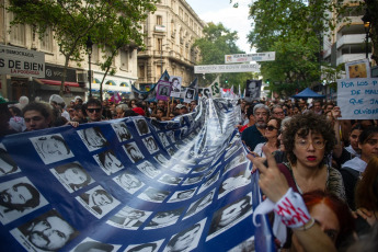 Buenos Aires, Argentina.- En las fotos tomadas el 24 de marzo del 2024, una multitud protestó en una marcha hasta el Congreso para pedir justicia por las víctimas del genocidio de Estado en conmemoración del "Día de la Memoria por la Verdad y la Justicia", un día feriado inamovible que conmemora el aniversario de la última dictadura militar que gobernó el país