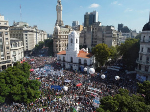 Buenos Aires, Argentina.- En las fotos tomadas el 24 de marzo del 2024, una multitud protestó en una marcha hasta el Congreso para pedir justicia por las víctimas del genocidio de Estado en conmemoración del "Día de la Memoria por la Verdad y la Justicia", un día feriado inamovible que conmemora el aniversario de la última dictadura militar que gobernó el país