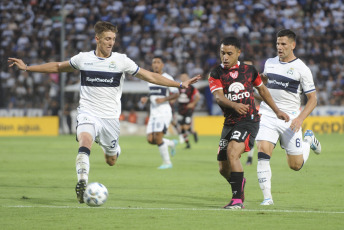 Buenos Aires, Argentina.- En las fotos tomadas el 29 de febrero del 2024, Instituto de Córdoba se enfrenta a Gimnasia en el marco de la fecha 8 de la Copa de la Liga Profesional de Fútbol (LPF), en la cancha de Gimnasia. El gol del partido para el local lo anotó Benjamín Domínguez (14' 2T). Mientras que los goles de visitante los hicieron Facundo Suárez (26' 1T), Damián Puebla (21' 2T, de penal) y Jonathan Bay (38' 2T).