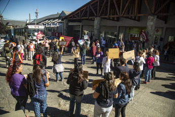 Bariloche, Argentina.- En las fotos tomadas el 1 de marzo del 2024, trabajadores de la salud pública de Río Negro realizaron un paro de actividades en el Hospital Zonal Ramón Carrillo, en Bariloche, para visibilizar la "situación apremiante" que atraviesan con sus "salarios muy bajos y precarizados", en la que un médico especializado cobra "solo 50.000 pesos en blanco" y un enfermero con carrera universitaria ingresa con salario de 350 mil pesos al mes.