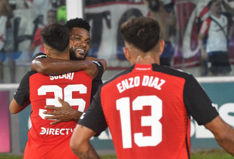 Córdoba, Argentina.- En la foto tomada el 2 de marzo de 2024, por la octava fecha de la Zona A de la Copa de la Liga, River Plate y Talleres de Córdoba igualaron 2-2 en el estadio Mario Alberto Kempes. El equipo de Martín Demichelis lo empezó ganando 2-0 gracias a los goles de Pablo Solari a los 2 minutos de juego tras un grueso error de Guido Herrera, y otro de Miguel Borja, con un cabezazo a los 38 de la etapa inicial. En el complemento, los de Walter Ribonetto cambiaron la cara y llegaron al empate gracias a Ramón Sosa (61) y Juan Portilla (76). Incluso, la T pudo haberlo ganado en la última jugada, pero Alejandro Martínez elevó su remate cuando quedó cara a cara con Franco Armani.