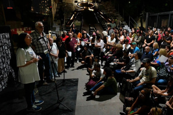 Buenos Aires, Argentina.- En las fotos tomadas el 25 de marzo del 2024, sobrevivientes y familiares de detenidos desaparecidos del exCentro de Detención, Tortura y Exterminio (CCDTyE) Club Atlético -ubicado en el bajo porteño- encendieron la “silueta” en homenaje a las 293 víctimas secuestradas en ese lugar y desaparecidas durante la dictadura cívica militar, al cumplirse ayer un nuevo aniversario del golpe de Estado de 1976.