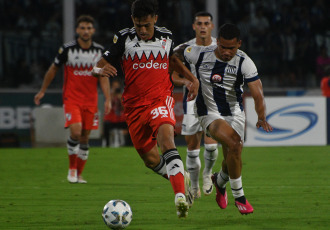 Córdoba, Argentina.- En la foto tomada el 2 de marzo de 2024, por la octava fecha de la Zona A de la Copa de la Liga, River Plate y Talleres de Córdoba igualaron 2-2 en el estadio Mario Alberto Kempes. El equipo de Martín Demichelis lo empezó ganando 2-0 gracias a los goles de Pablo Solari a los 2 minutos de juego tras un grueso error de Guido Herrera, y otro de Miguel Borja, con un cabezazo a los 38 de la etapa inicial. En el complemento, los de Walter Ribonetto cambiaron la cara y llegaron al empate gracias a Ramón Sosa (61) y Juan Portilla (76). Incluso, la T pudo haberlo ganado en la última jugada, pero Alejandro Martínez elevó su remate cuando quedó cara a cara con Franco Armani.