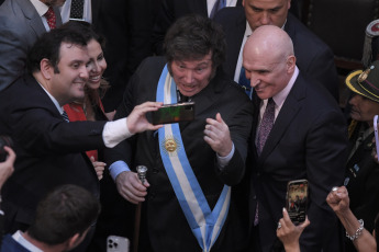 Buenos Aires, Argentina.- En la foto tomada el 1 de marzo de 2024, el presidente Javier Milei afirmó que la Argentina se encuentra en "el momento más crítico su historia" y afirmó que, "luego de más de 100 años de modelo empobrecedor, los últimos 20 años han sido un desastre económico, con una orgía de gasto público, emisión descontrolada y la peor herencia que un gobierno haya recibido".