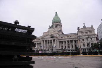 Buenos Aires, Argentina.- En las fotos tomadas el 1 de marzo del 2024, tres anillos de seguridad dentro de los cuales estarán distribuidos efectivos de la Casa Militar, las fuerzas federales y de la Policía de la Ciudad están previstos para el operativo de seguridad que realizará en torno al Congreso de la Nación para la Asamblea Legislativa en la que esta noche el presidente Javier Milei dará inicio al período de sesiones ordinarias, informaron fuentes oficiales.